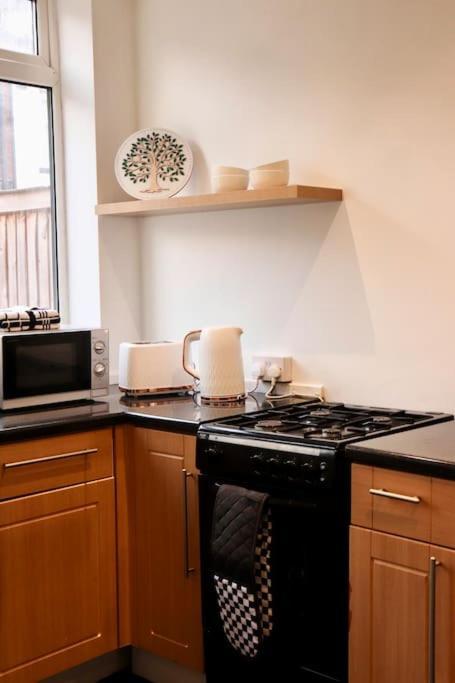 Charming 3 Bedroom Free Wifi & Parking Leeds (West Yorkshire)