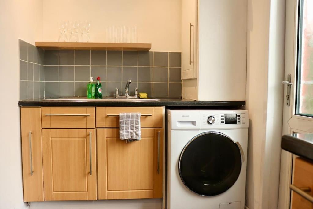 Charming 3 Bedroom Free Wifi & Parking *
