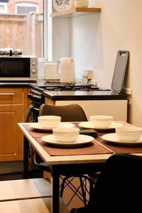 Charming 3 Bedroom Free Wifi & Parking Apartment