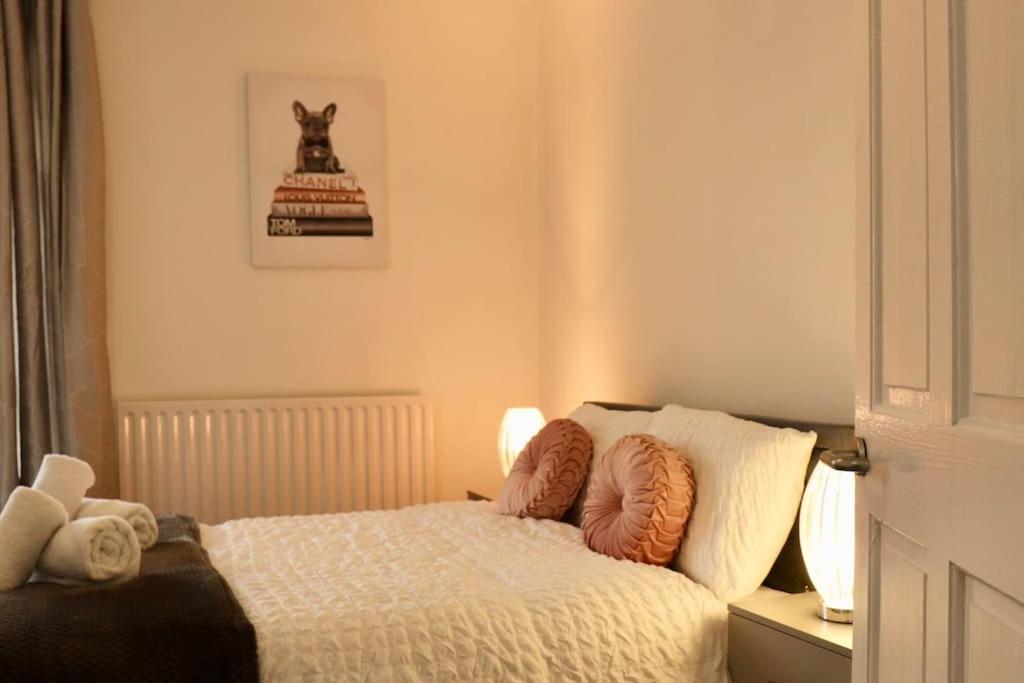 Apartment Charming 3 Bedroom Free Wifi & Parking