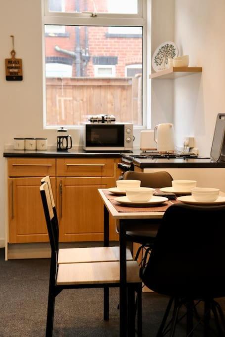 Apartment Charming 3 Bedroom Free Wifi & Parking