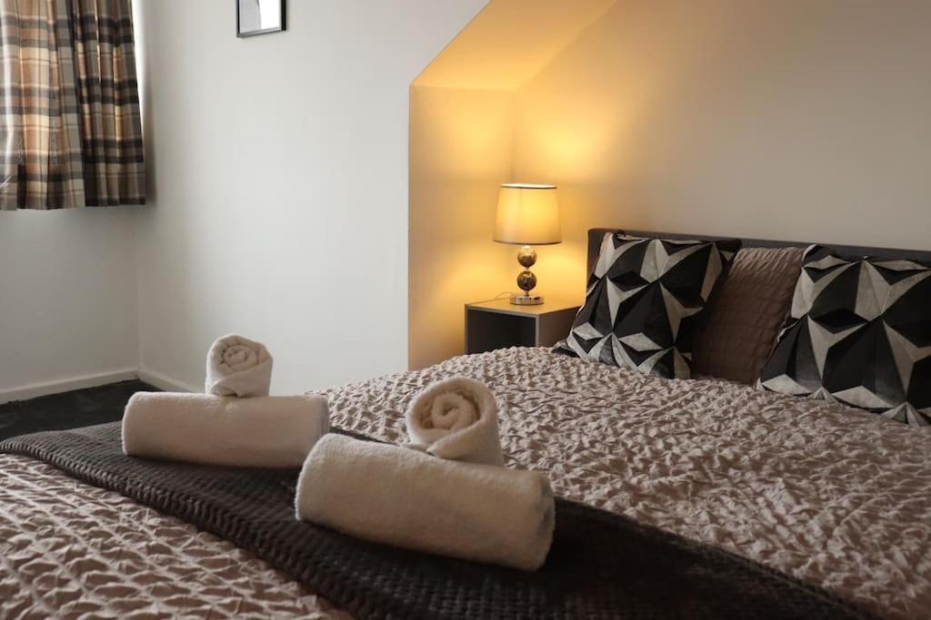 Charming 3 Bedroom Free Wifi & Parking Leeds (West Yorkshire)