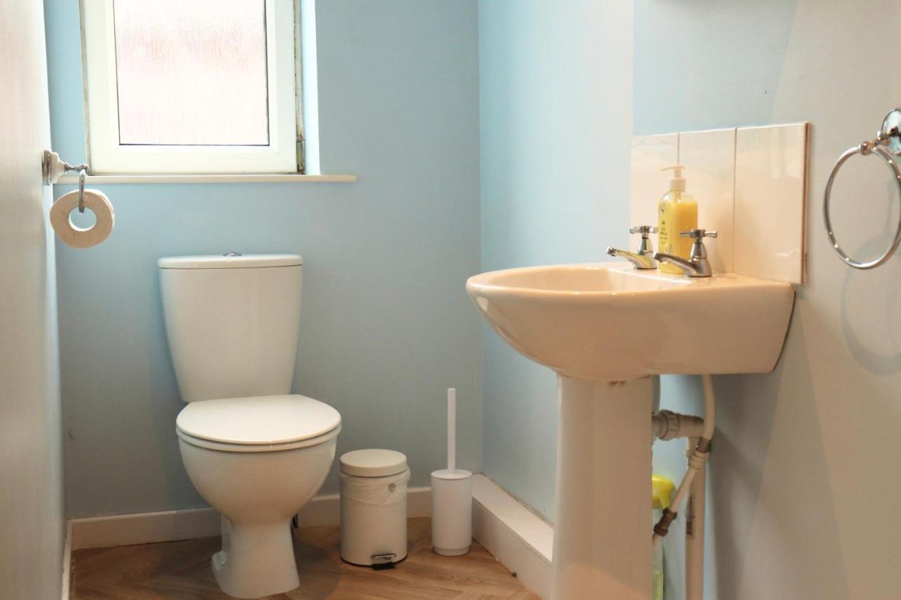 Charming 3 Bedroom Free Wifi & Parking