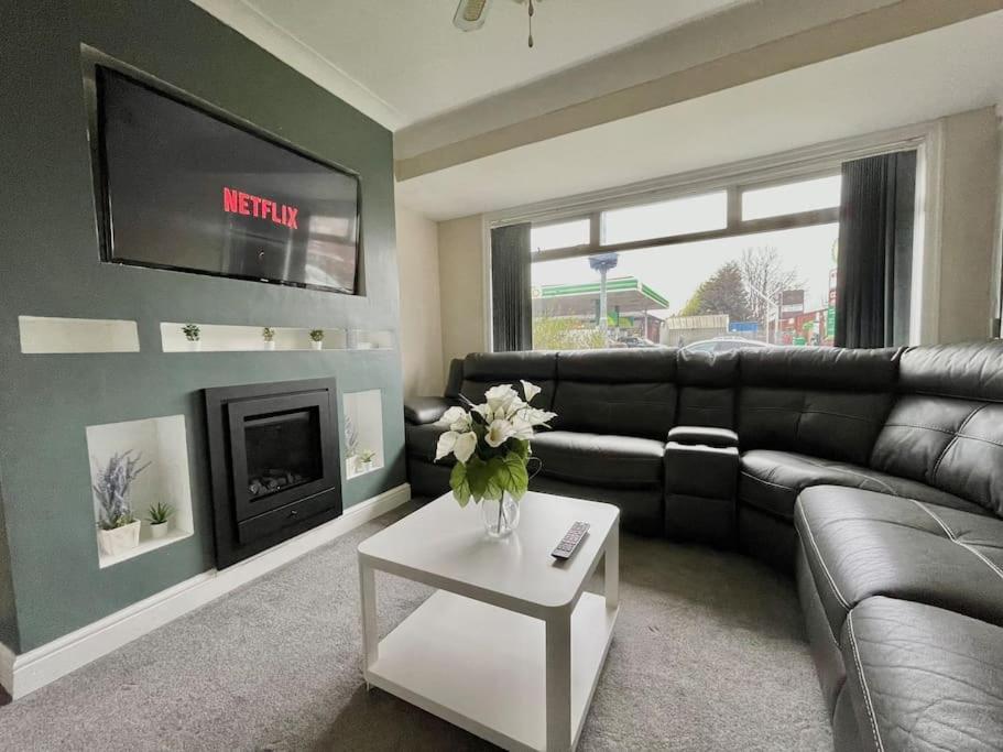 Bright 3 Bed With Free Parking Leeds Holiday home *