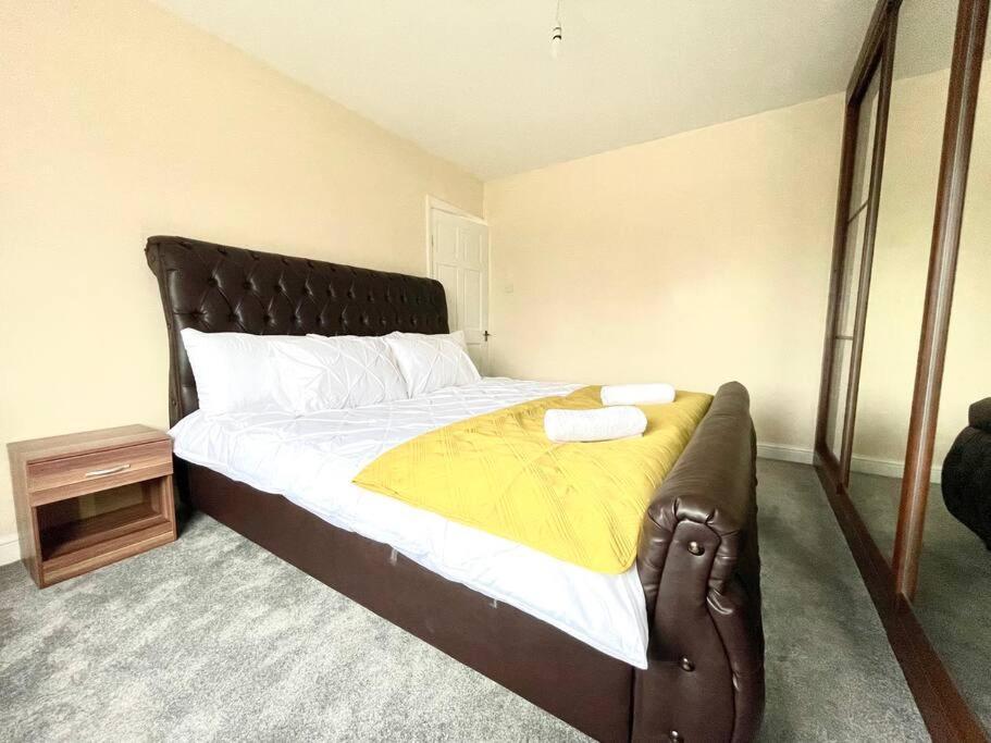 Holiday home Bright 3 Bed With Free Parking Leeds *