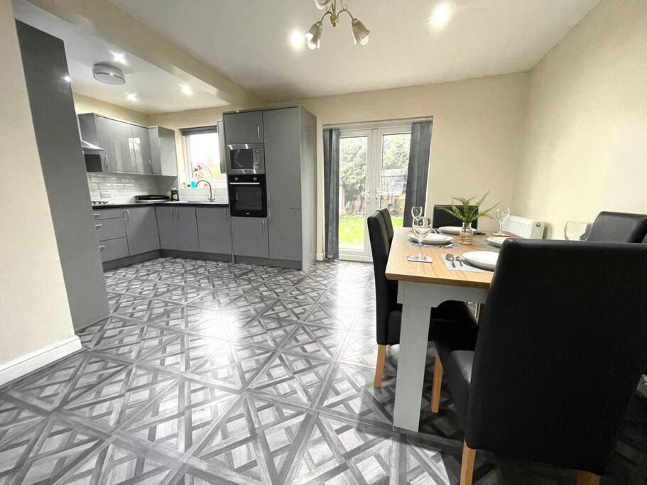 Bright 3 Bed With Free Parking Leeds Holiday home Leeds (West Yorkshire)