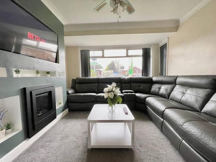 Holiday home Bright 3 Bed With Free Parking Leeds *