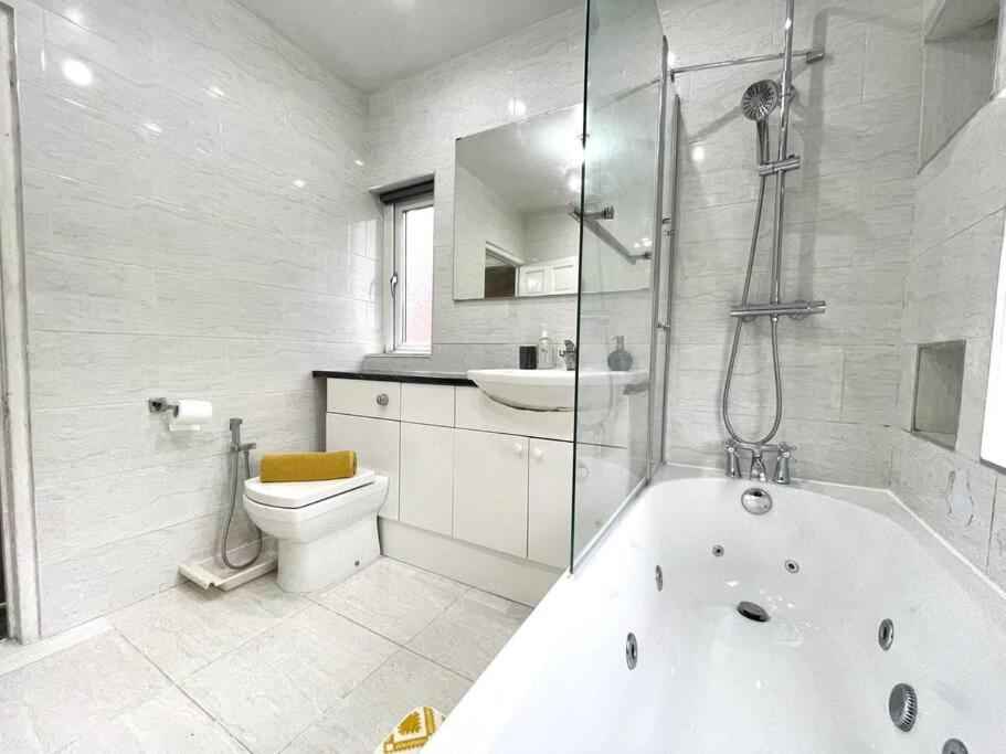 Bright 3 Bed With Free Parking Leeds Holiday home