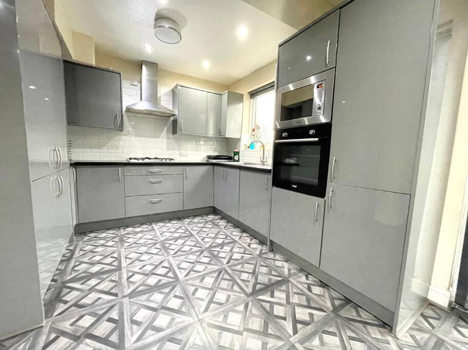 Holiday home Bright 3 Bed With Free Parking Leeds Leeds (West Yorkshire)
