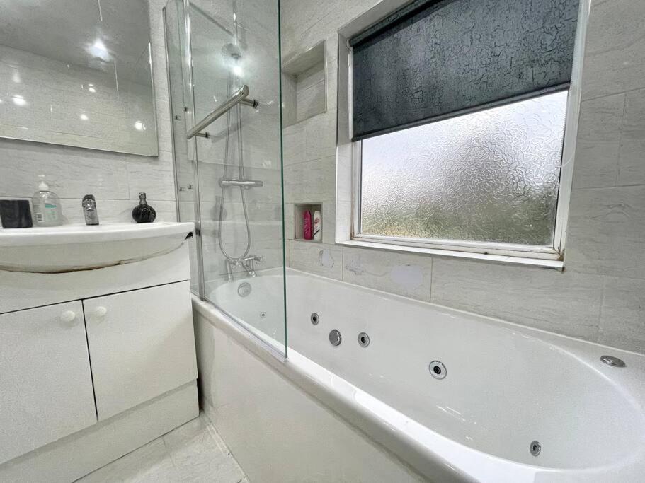 Bright 3 Bed With Free Parking Leeds *