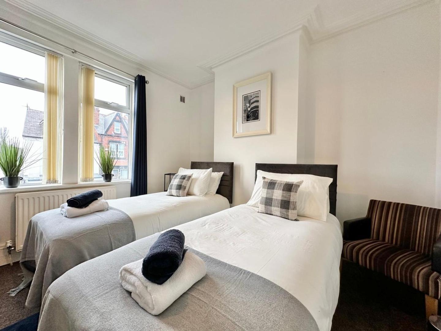 Guest house Large 4 Bedroom Home, Close To Leeds City Centre *