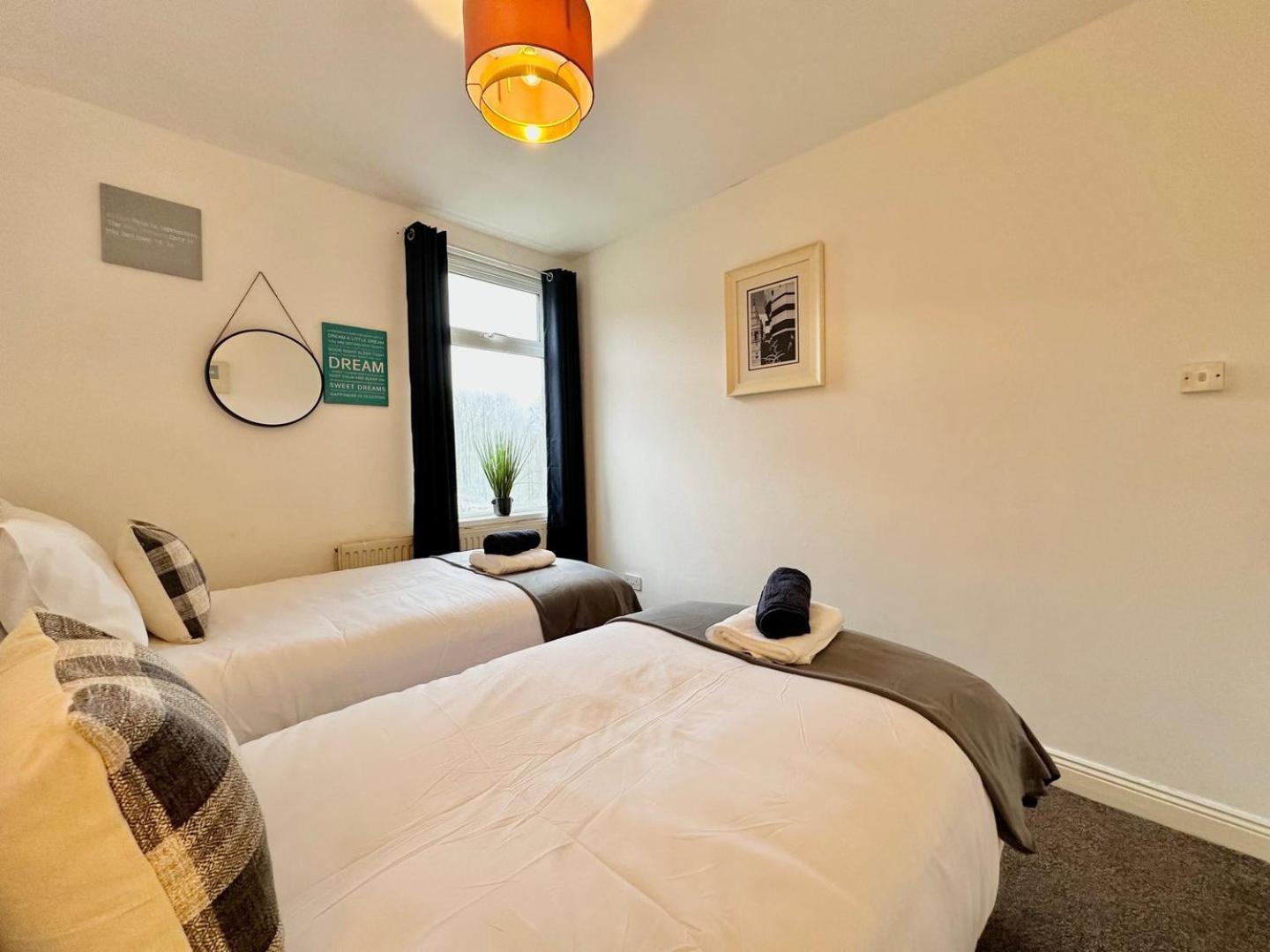 Guest house Large 4 Bedroom Home, Close To Leeds City Centre *