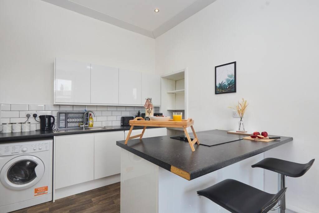 Sleeps 5 - Work & Family - Free Wifi Apartment