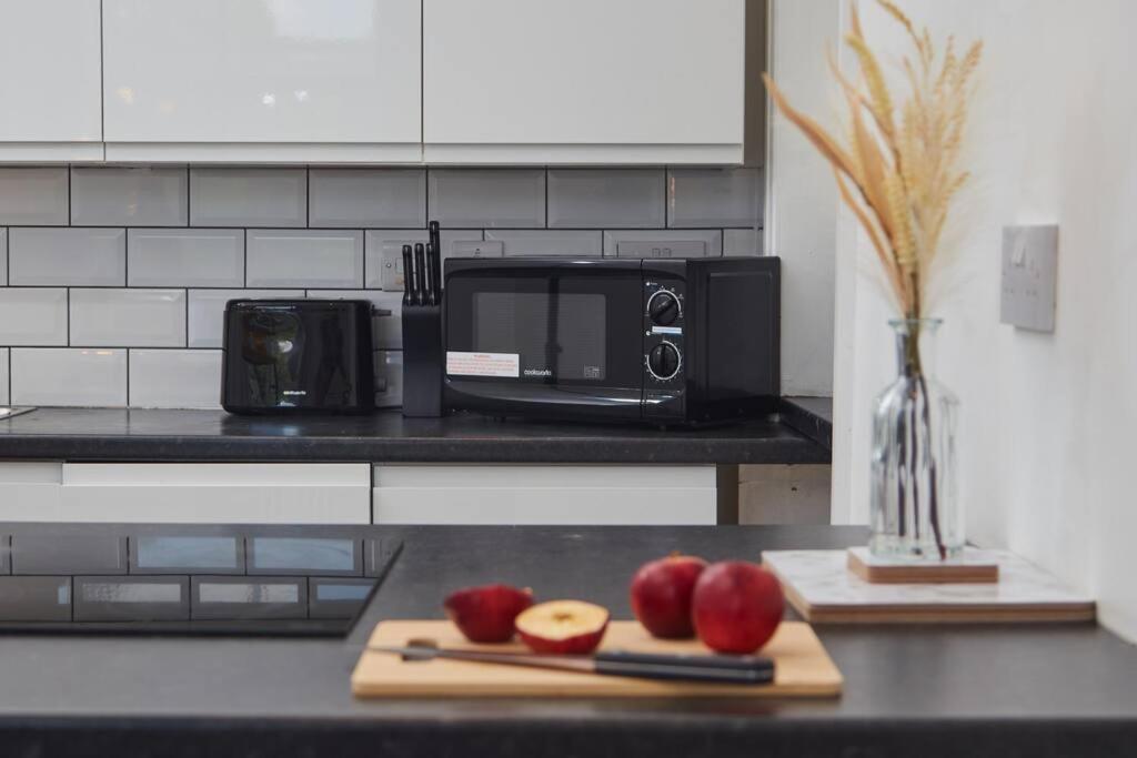 Sleeps 5 - Work & Family - Free Wifi Leeds (West Yorkshire)