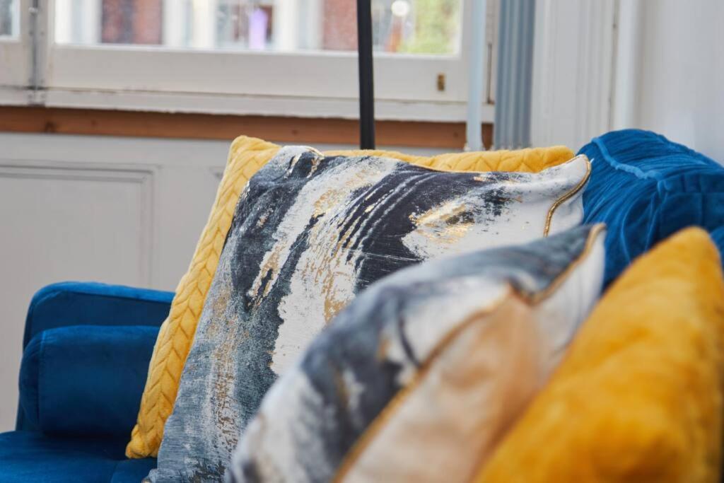 Sleeps 5 - Work & Family - Free Wifi Apartment