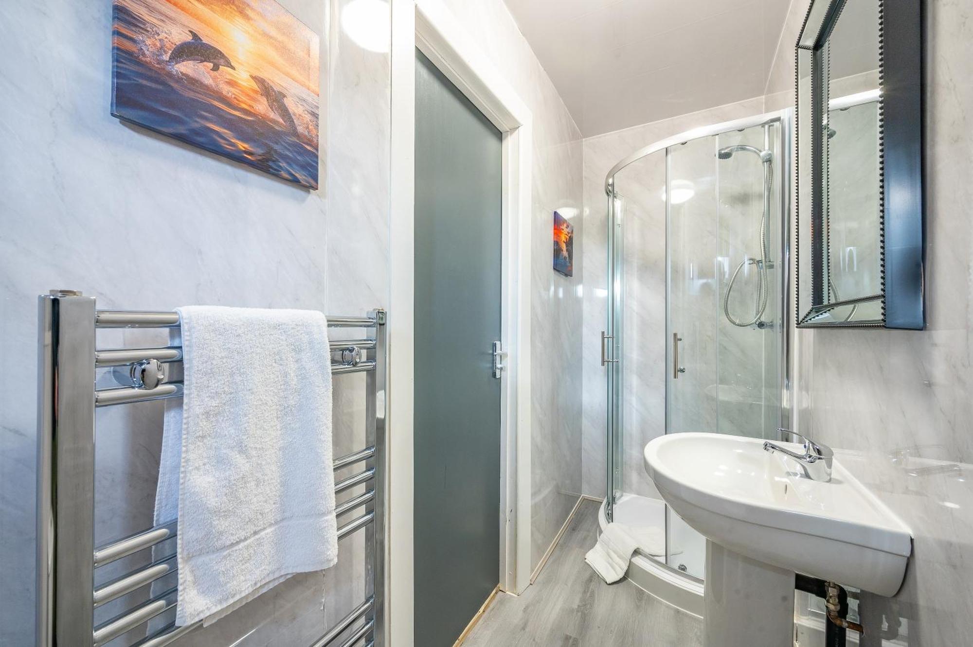 *rc246*for Your Relaxed & Cosy + Free Parking Leeds (West Yorkshire)