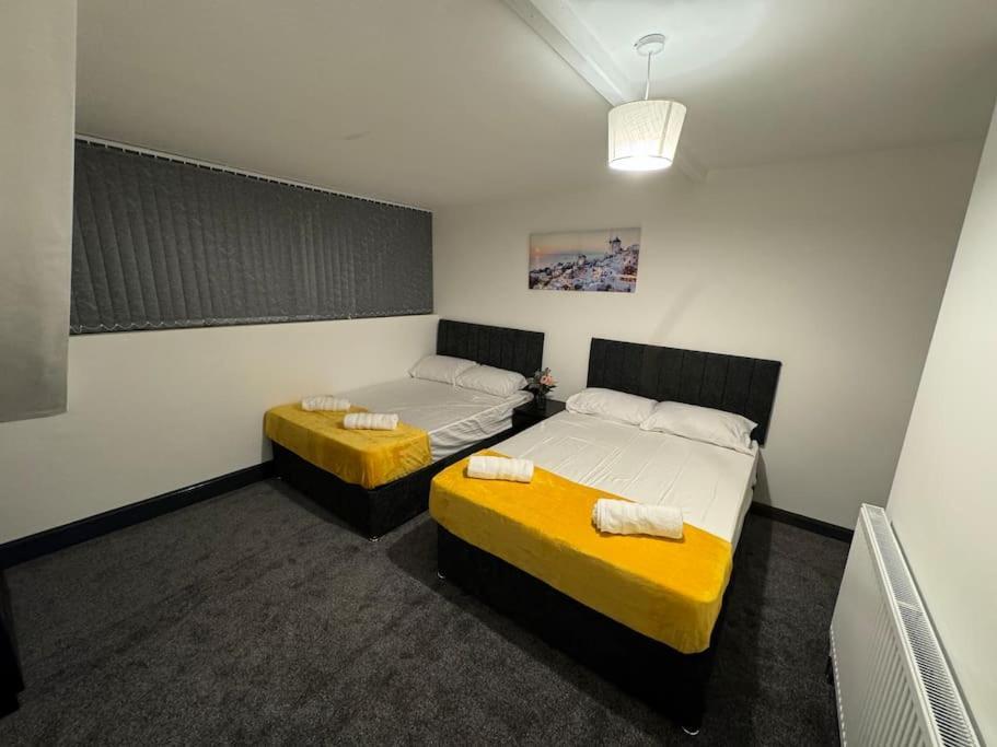 Holiday home Contractors, Groups 4xbedrooms 5xdouble Beds, Close To Free Parking Sleeps X 10 Wifi ,netflix,lgi Check Reviwz *