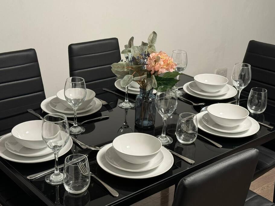 Contractors, Groups 4xbedrooms 5xdouble Beds, Close To Free Parking Sleeps X 10 Wifi ,netflix,lgi Check Reviwz
