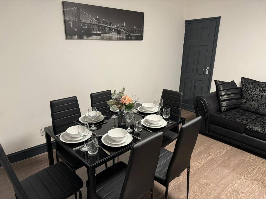 Holiday home Contractors, Groups 4xbedrooms 5xdouble Beds, Close To Free Parking Sleeps X 10 Wifi ,netflix,lgi Check Reviwz Leeds (West Yorkshire)