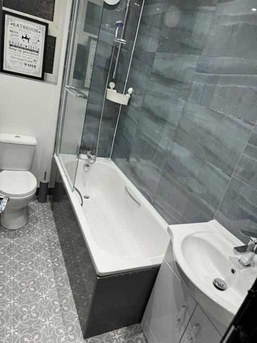 Holiday home Contractors, Groups 4xbedrooms 5xdouble Beds, Close To Free Parking Sleeps X 10 Wifi ,netflix,lgi Check Reviwz