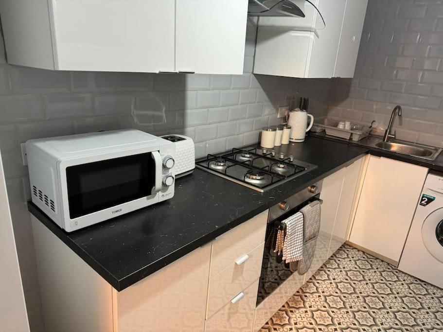 Contractors, Groups 4xbedrooms 5xdouble Beds, Close To Free Parking Sleeps X 10 Wifi ,netflix,lgi Check Reviwz Leeds (West Yorkshire)