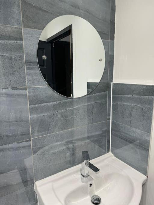 Contractors, Groups 4xbedrooms 5xdouble Beds, Close To Free Parking Sleeps X 10 Wifi ,netflix,lgi Check Reviwz Holiday home