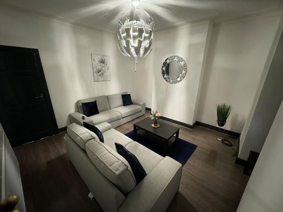 Contractors, Groups 4xbedrooms 5xdouble Beds, Close To Free Parking Sleeps X 10 Wifi ,netflix,lgi Check Reviwz Holiday home Leeds (West Yorkshire)