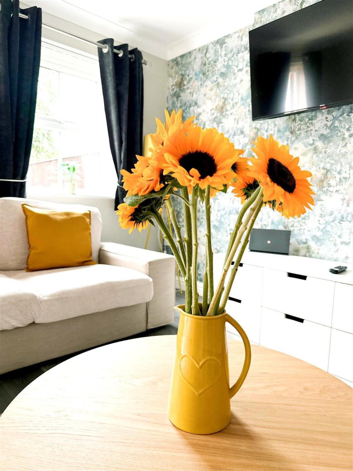 Holiday home Stylish Village Townhouse W/ Parking - Near & York Leeds (West Yorkshire)