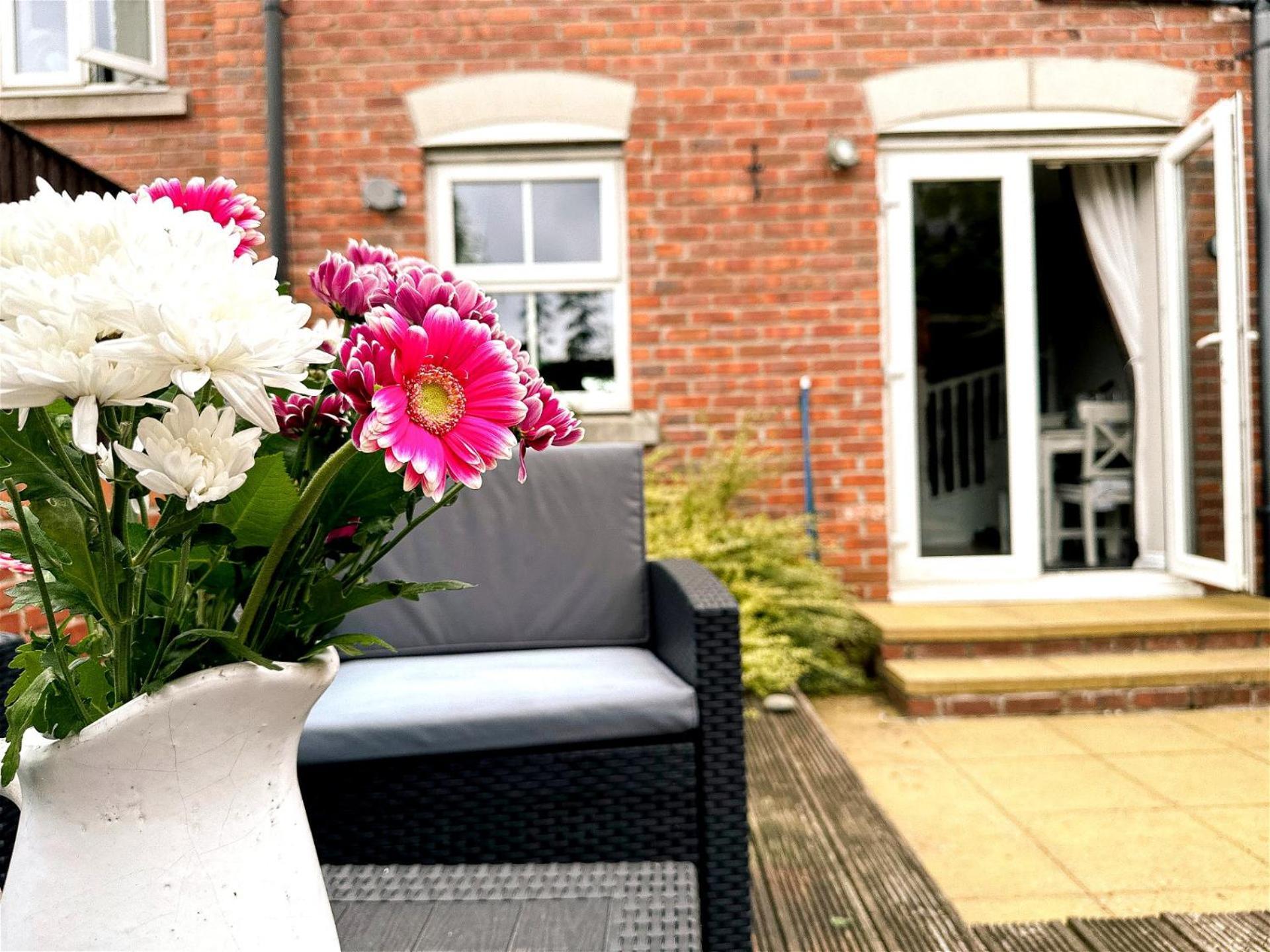 Stylish Village Townhouse W/ Parking - Near & York