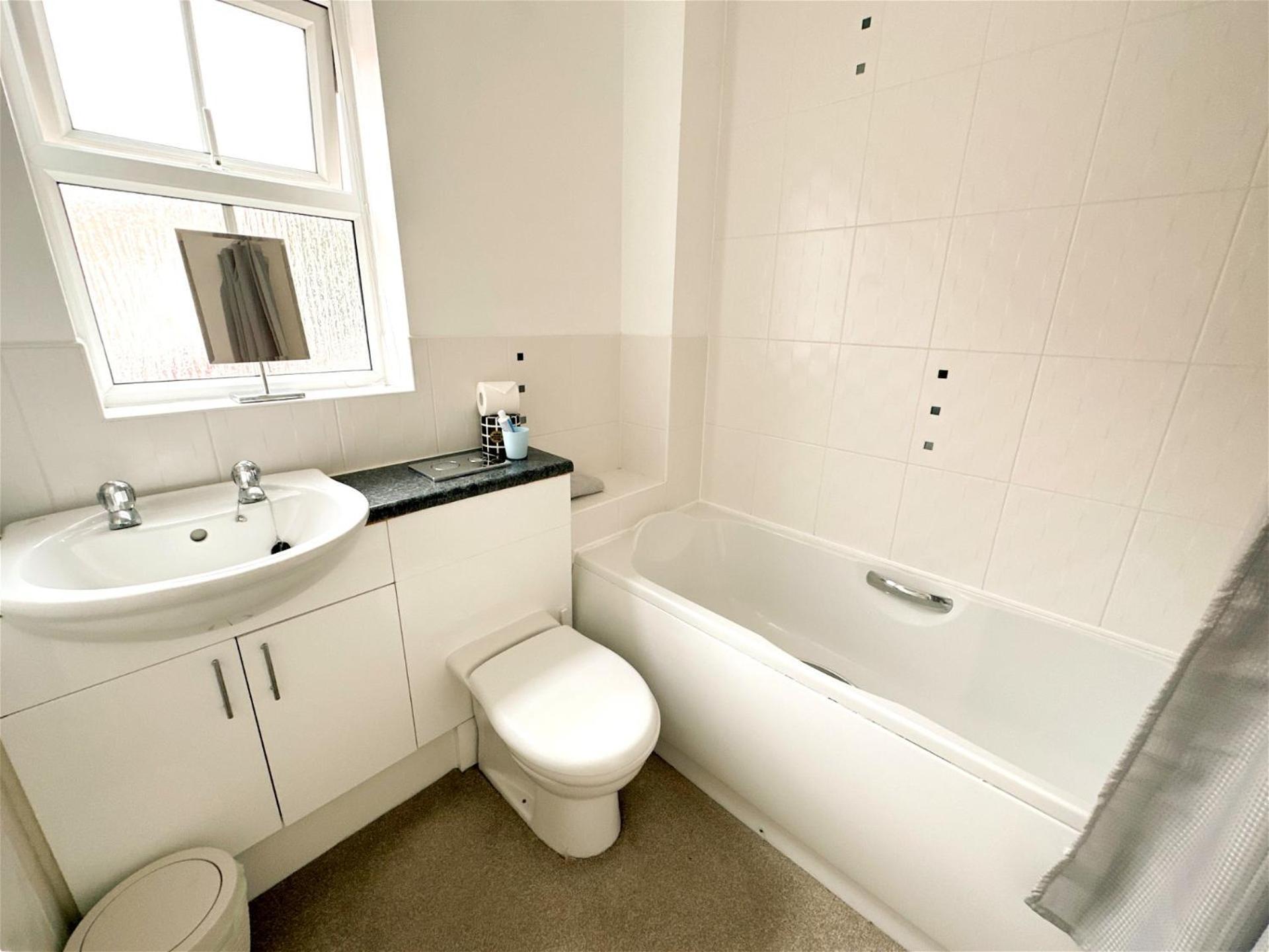 Holiday home Stylish Village Townhouse W/ Parking - Near & York Leeds (West Yorkshire)