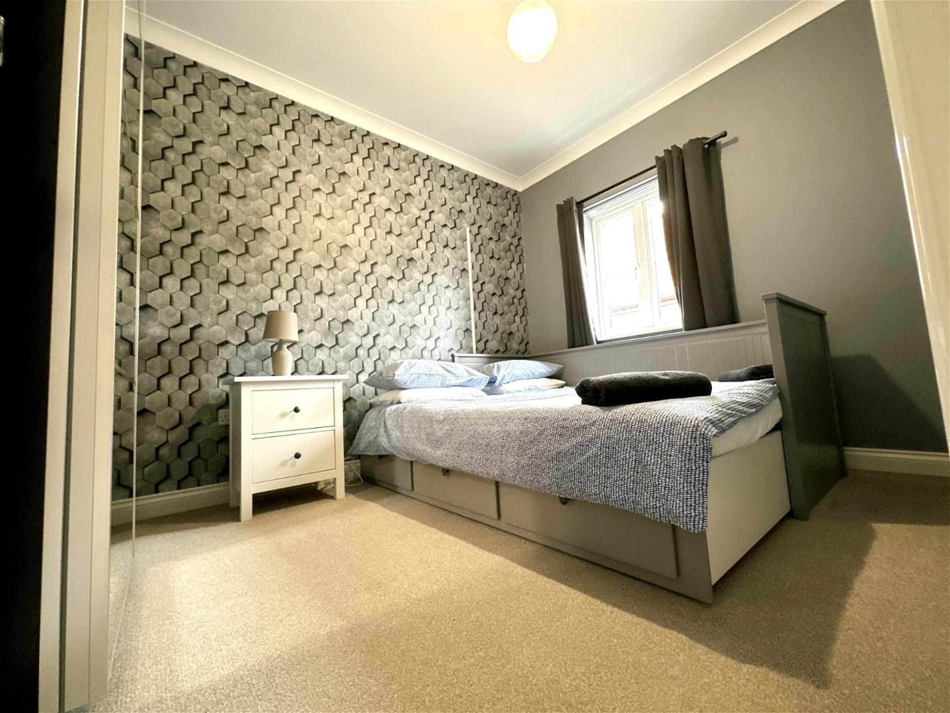 Stylish Village Townhouse W/ Parking - Near & York Holiday home