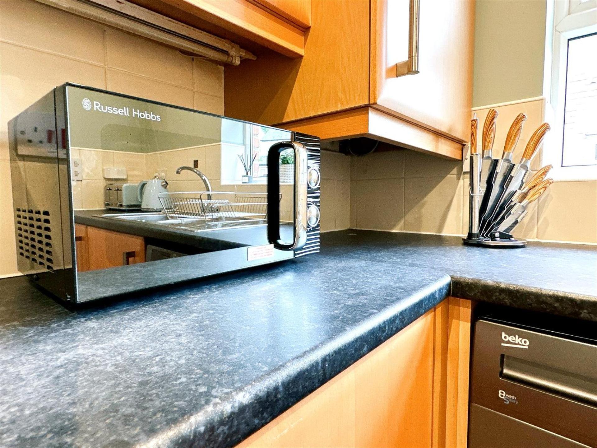 Stylish Village Townhouse W/ Parking - Near & York * Leeds (West Yorkshire)