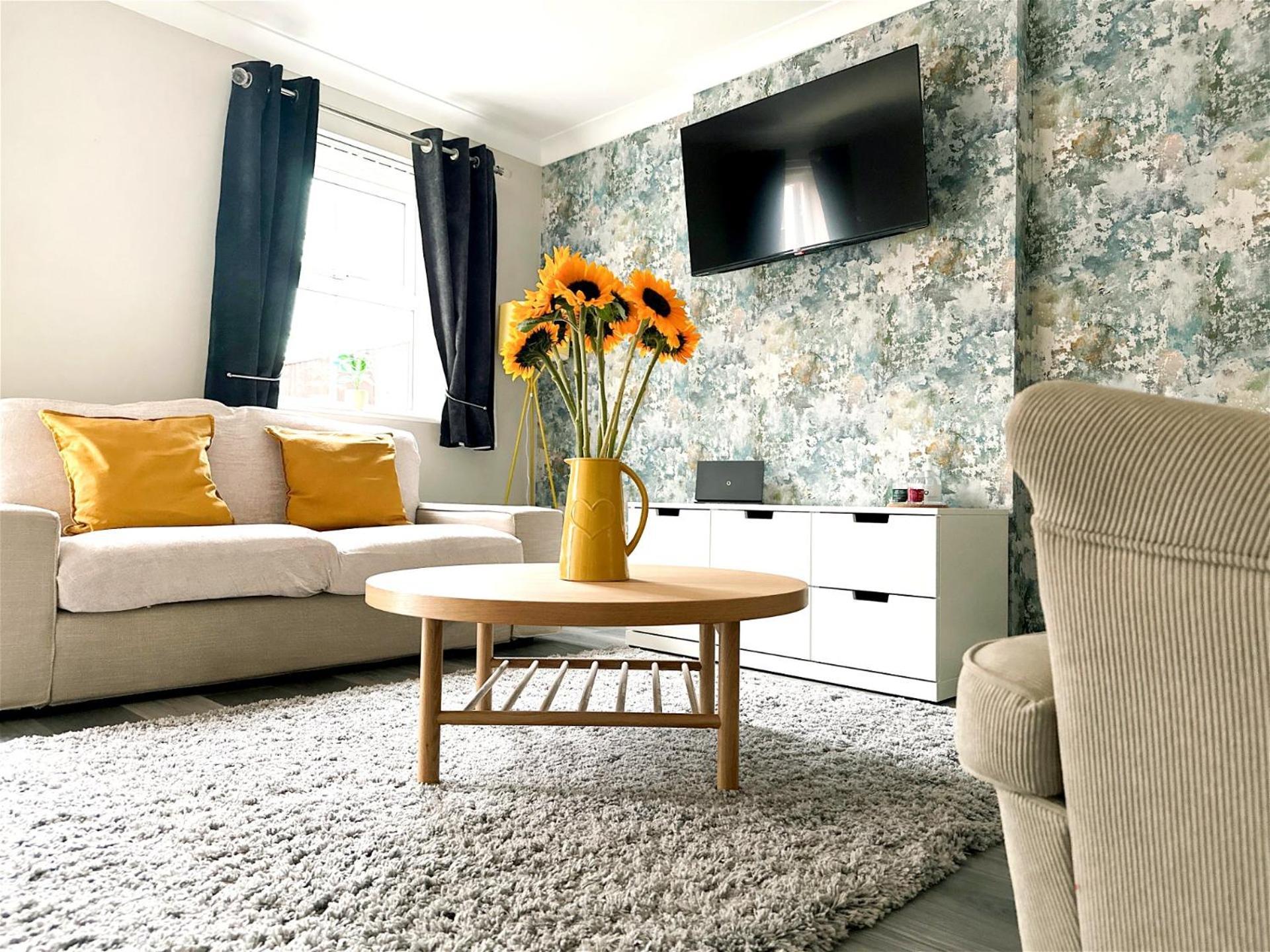 Stylish Village Townhouse W/ Parking - Near & York Holiday home