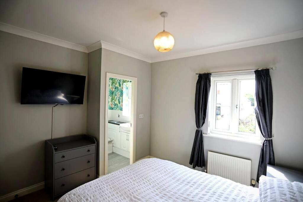 Stylish Village Townhouse W/ Parking - Near & York Holiday home