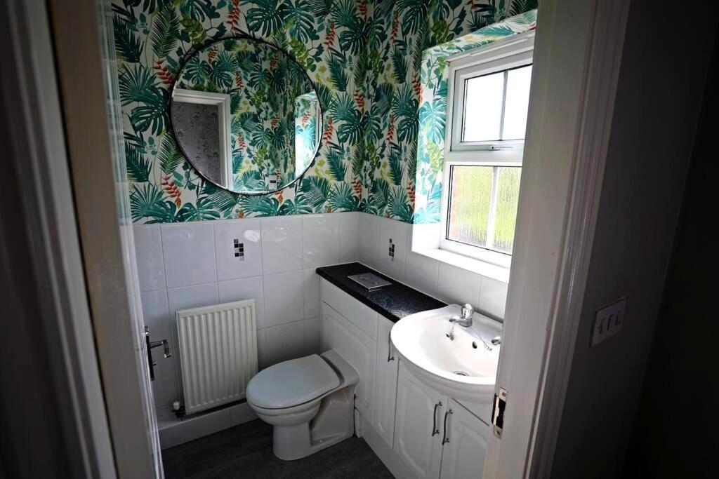Stylish Village Townhouse W/ Parking - Near & York Holiday home Leeds (West Yorkshire)