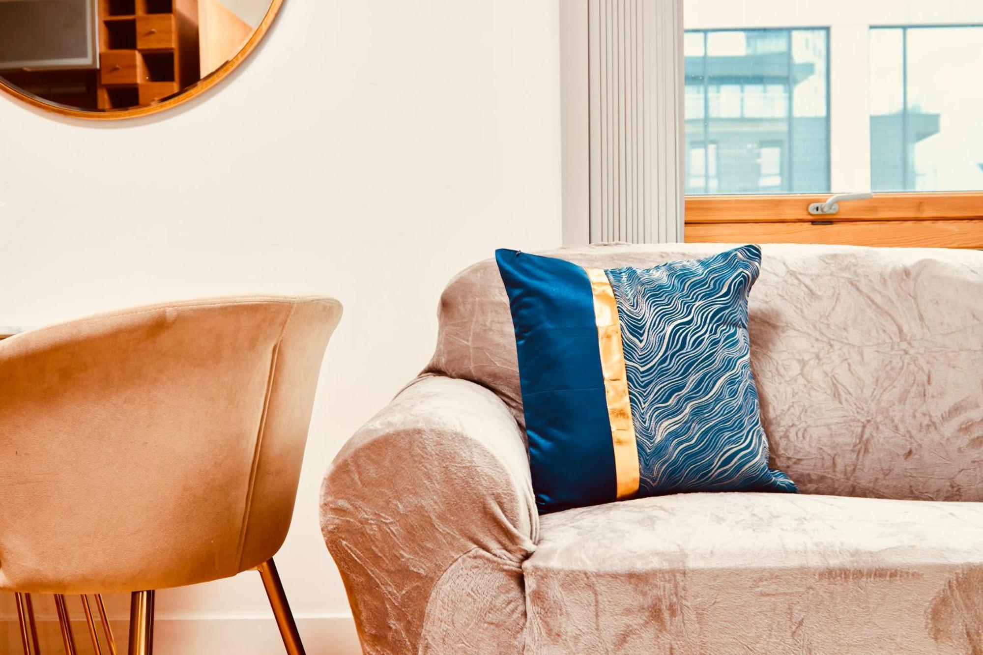Deluxe Centre Free Parking River View Balcony Apartment Leeds (West Yorkshire)