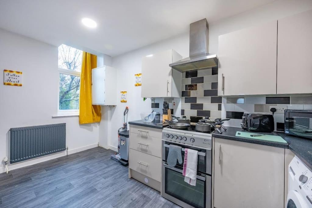 *f18gh* For Relaxed & Cosy Stay/free Parking/wifi Apartment Leeds (West Yorkshire)