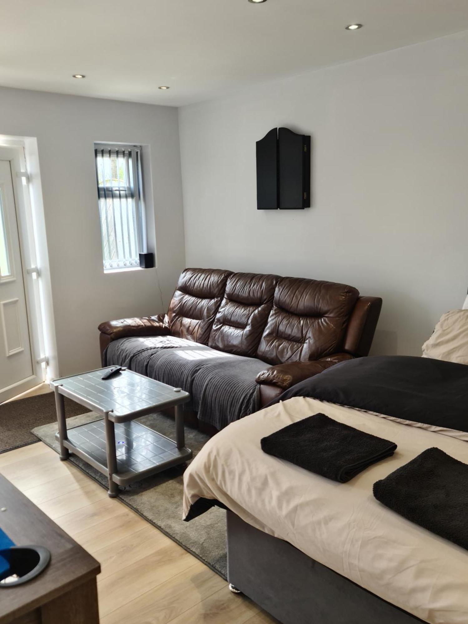 Detached Flat In Leeds, Free Wifi And Parking, Pool Table, 75 Inch Tv, Netflix, Leeds (West Yorkshire)
