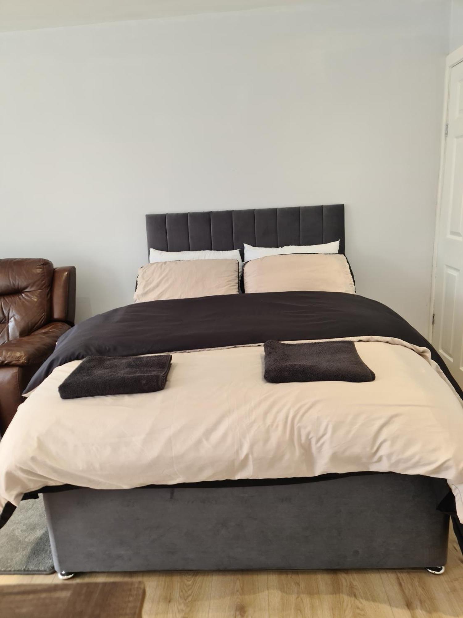 Apartment Detached Flat In Leeds, Free Wifi And Parking, Pool Table, 75 Inch Tv, Netflix,