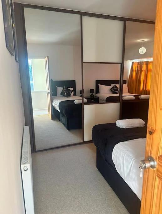 Stunning Large House, Near City, Fits 6 People,free Parking Leeds (West Yorkshire)