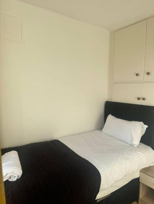 Stunning Large House, Near City, Fits 6 People,free Parking