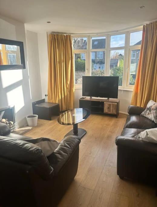 Stunning Large House, Near City, Fits 6 People,free Parking Leeds (West Yorkshire)
