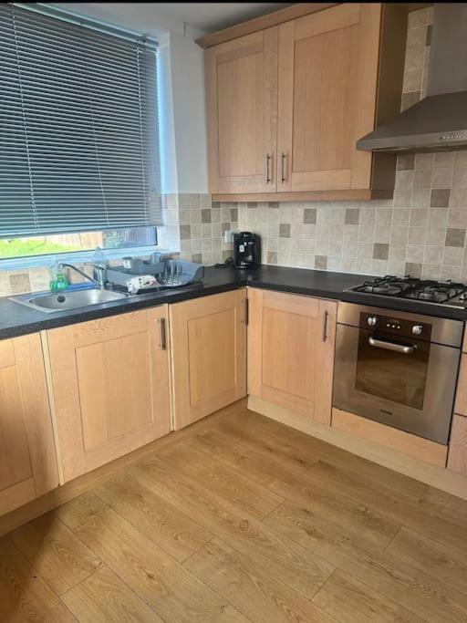 Stunning Large House, Near City, Fits 6 People,free Parking