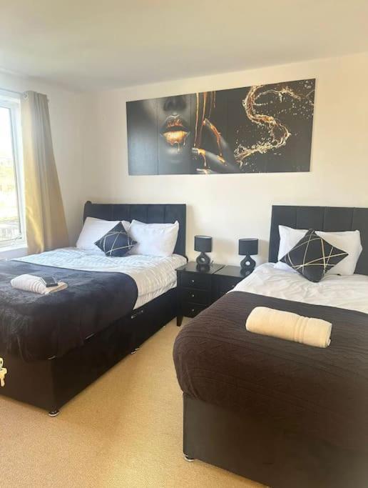 Apartment Stunning Large House, Near City, Fits 6 People,free Parking