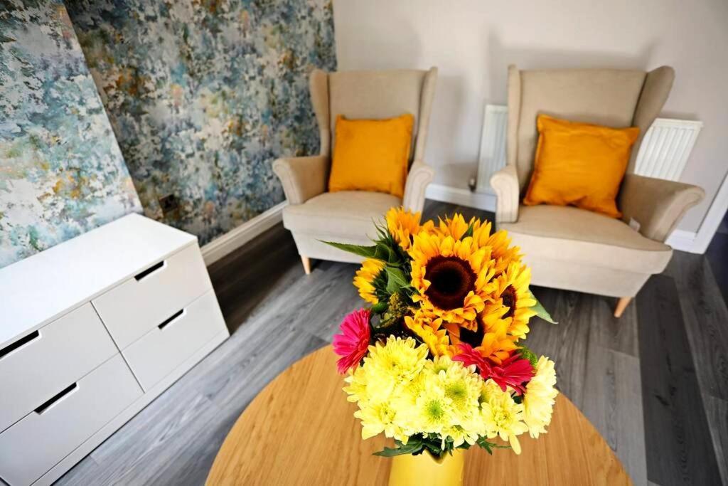 Holiday home Stylish Village Townhouse W/ Parking - Near & York Leeds (West Yorkshire)