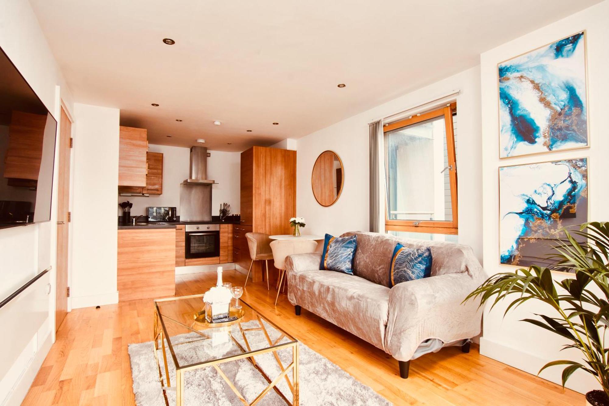 Deluxe Centre Free Parking River View Balcony Apartment *