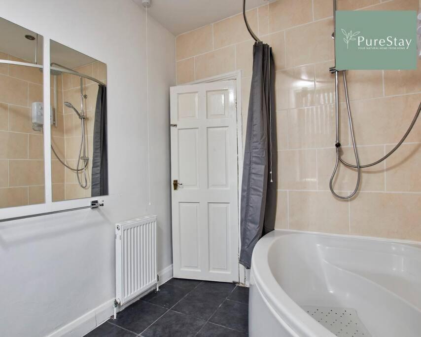 Perfect Contractor House In With 6 Beds By Purestay- Min 7 Nights! Leeds (West Yorkshire)