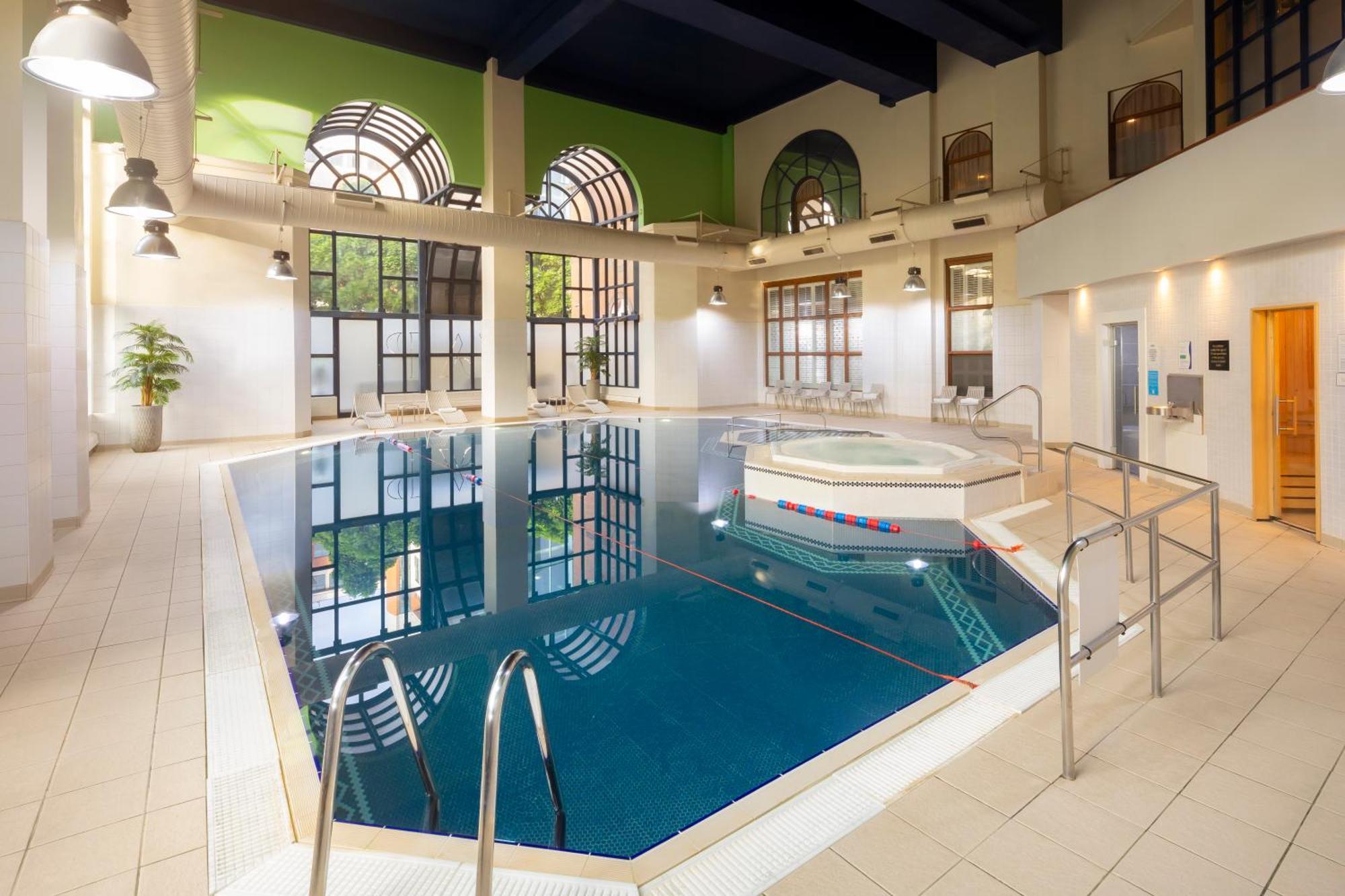 Crowne Plaza Leeds By Ihg 4*