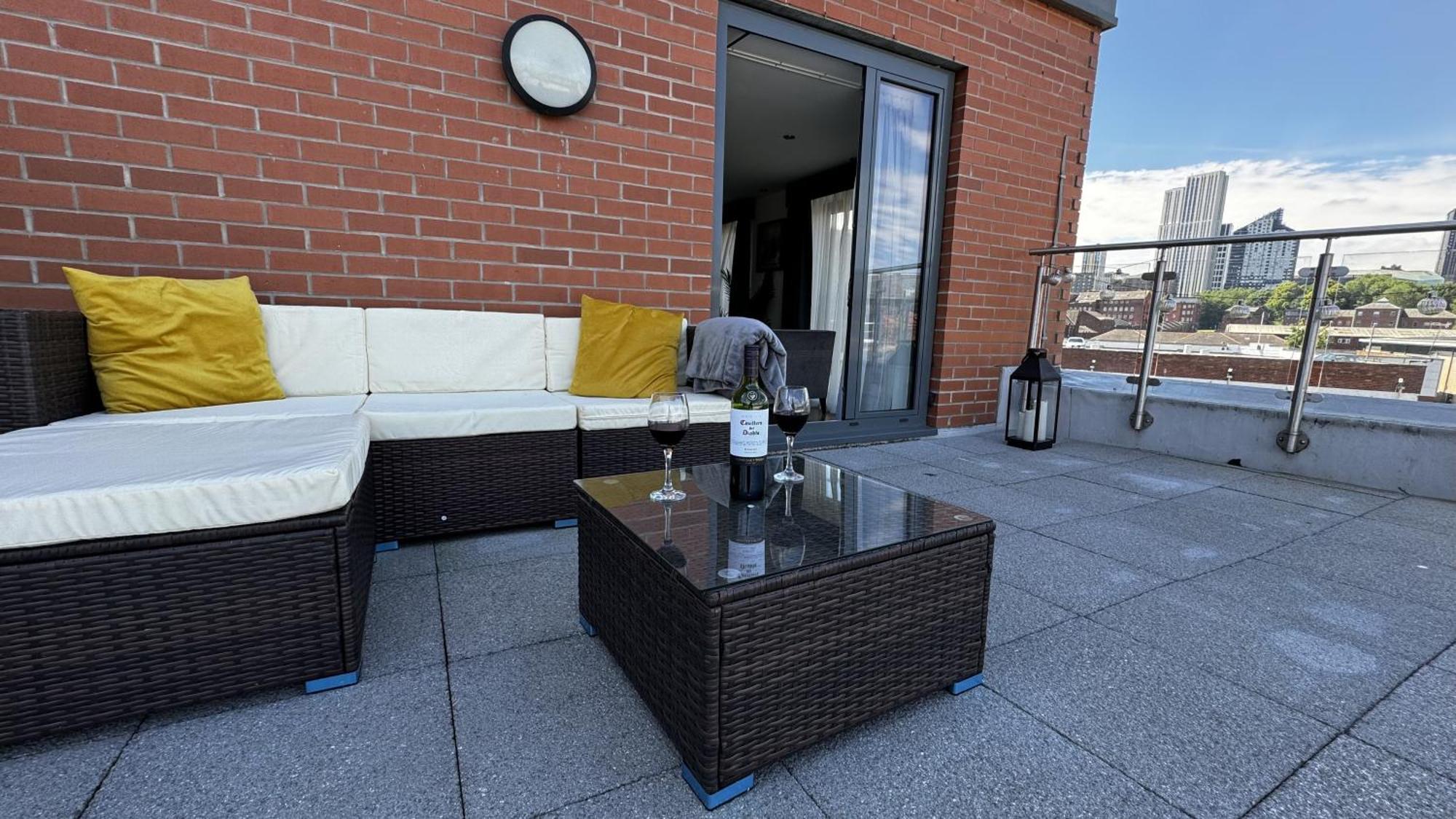 Luxury 3-bed, 3-bath Penthouse - Leeds Centre - Underground Parking Apartment