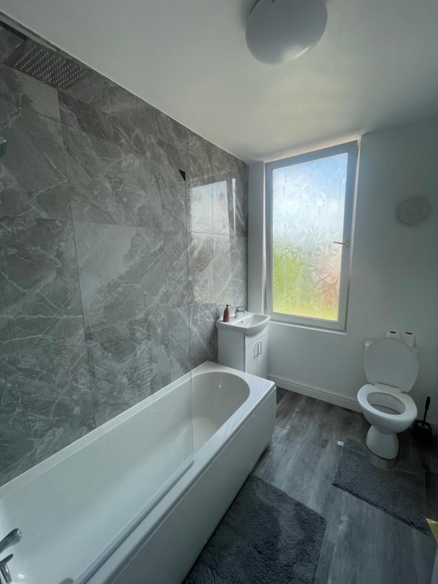 Entire Place In Leeds Sleeps 6 Holiday home